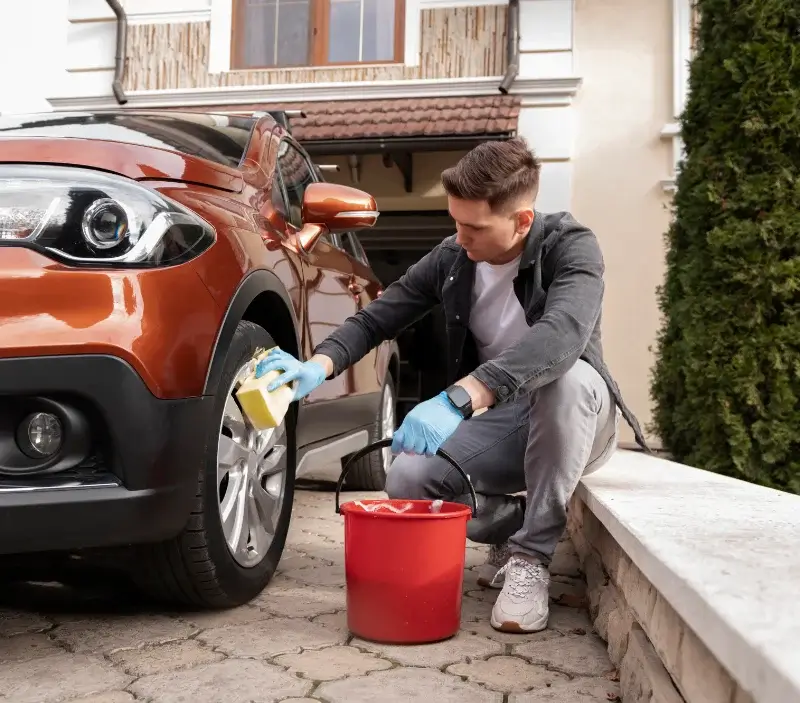 Lavage auto à domicile Brengues : professionnel intervenant sur un véhicule
